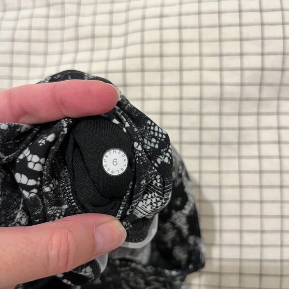 SOLD: lululemon Wunder Under High-Rise 7/8 Tight • Size 6 • Luxtreme - Picture 6 of 9